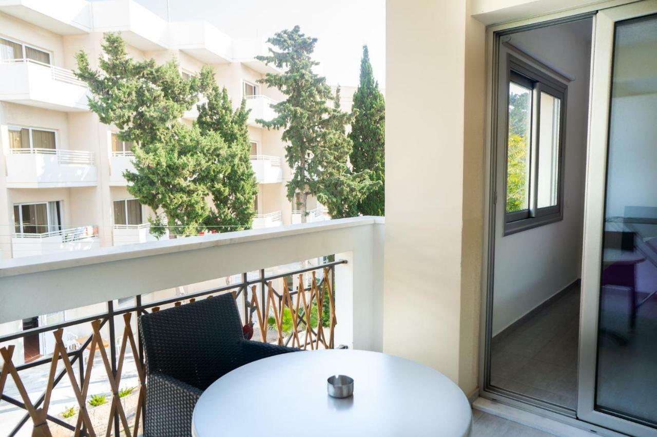 Sun Julz Apartments On The Beach Paphos Exterior photo